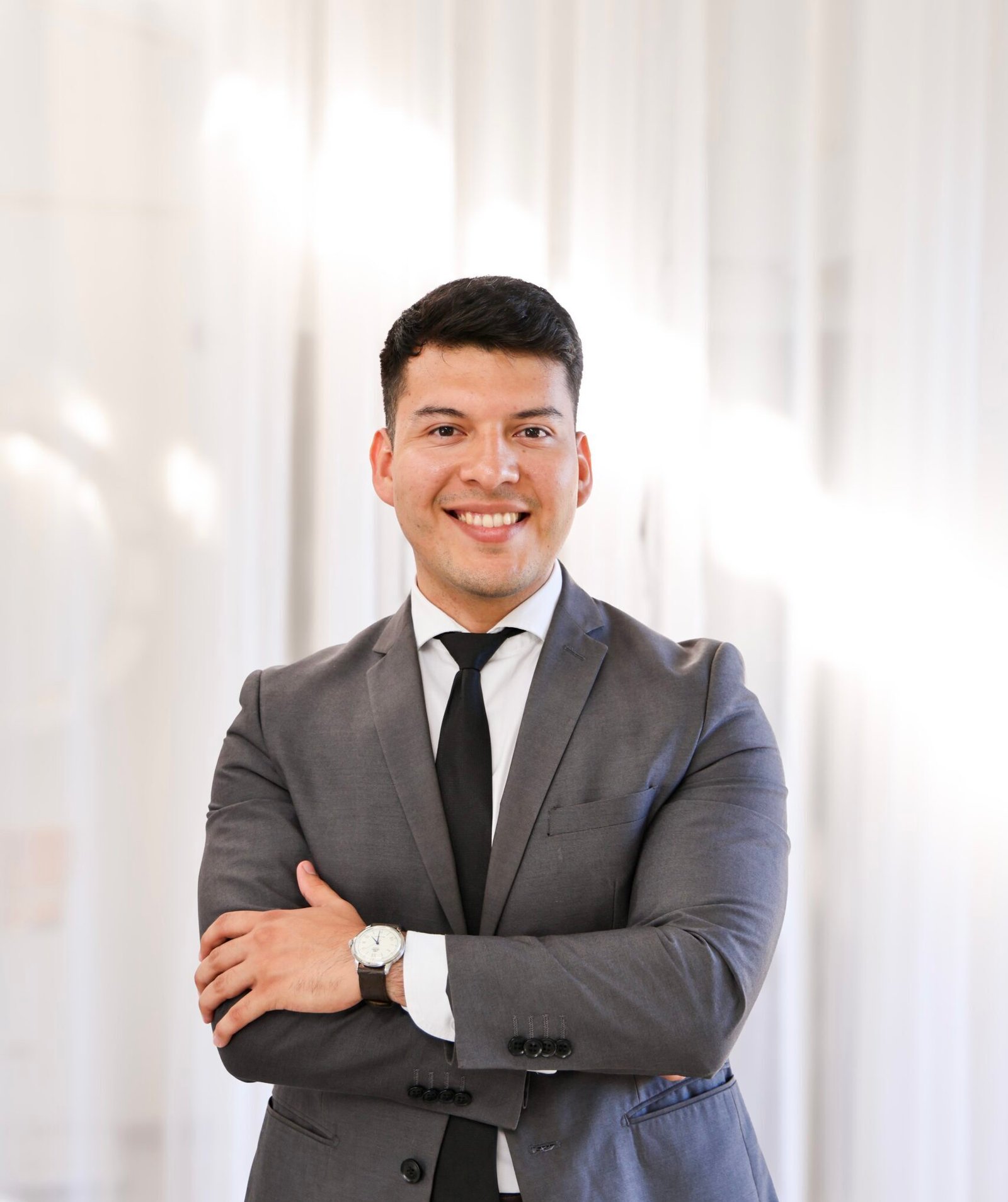 Junior Paredes: talento joven y profesionalismo en el sector inmobiliario de Paraguay
